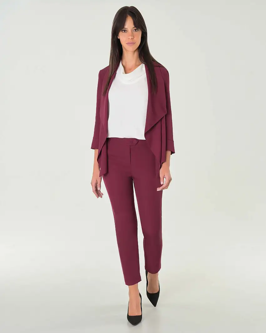 Pantaloni bordeaux in crêpe dal taglio dritto con chiusura monopetto a un bottone