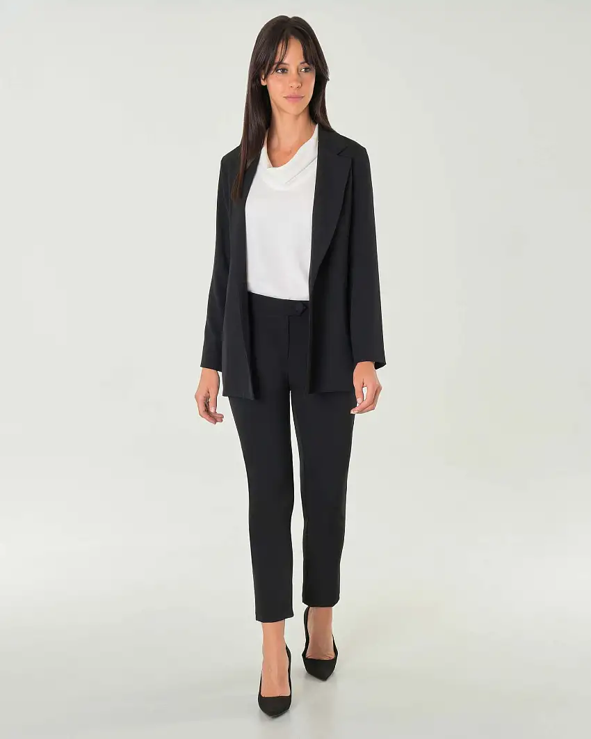 Pantaloni neri in crêpe dal taglio dritto con chiusura monopetto a un bottone