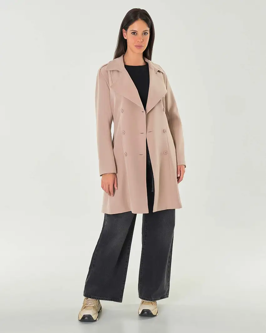 Trench color sabbia in tessuto tecnico stretch con chiusura a doppiopetto e cintura in vita