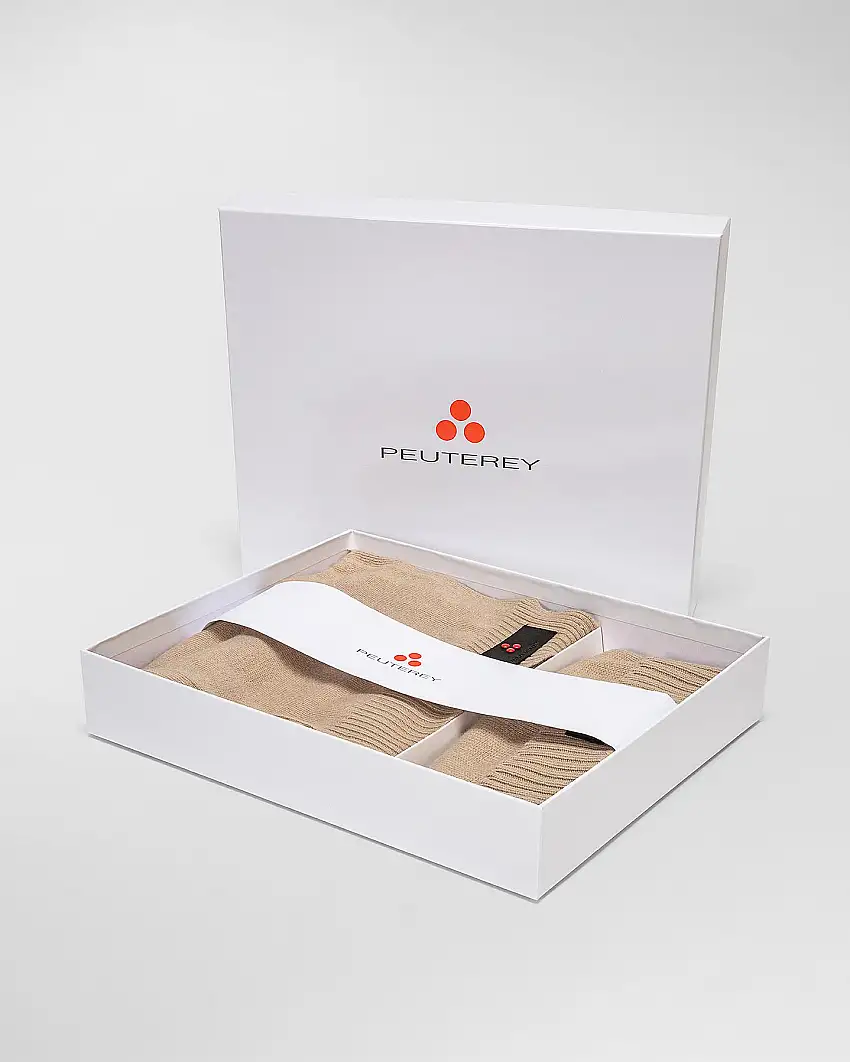 Set idea regalo composto da berretto e sciarpa color sabbia coordinati