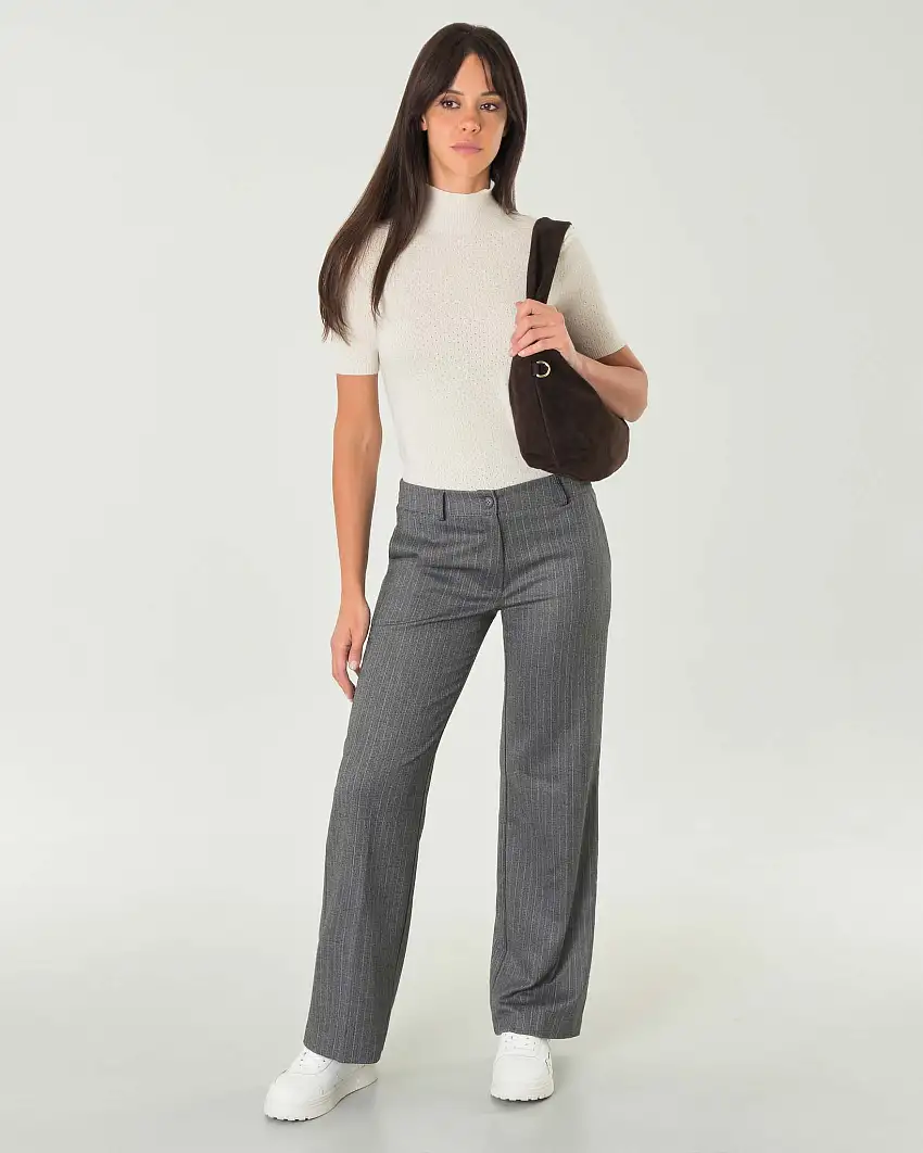 Maglia bianca a collo alto in misto viscosa a motivo traforato all over