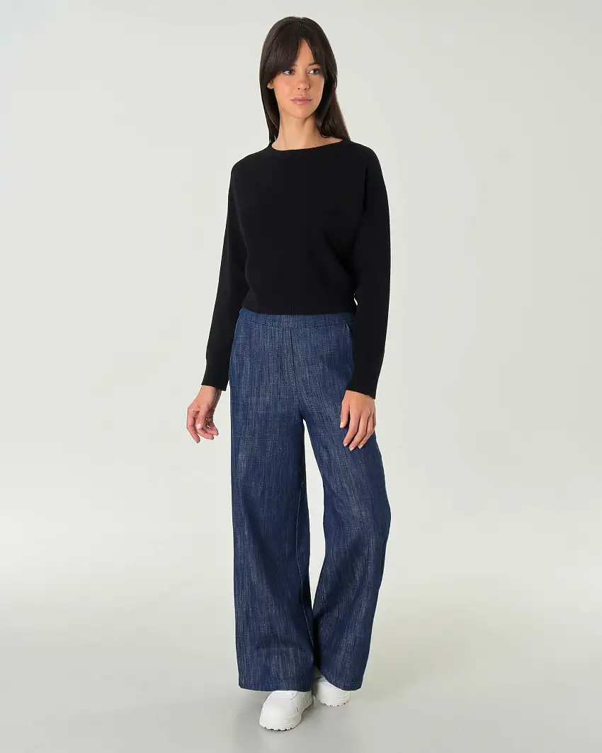 Maglia cropped nera in misto viscosa con scollo tondo e giromanica sceso