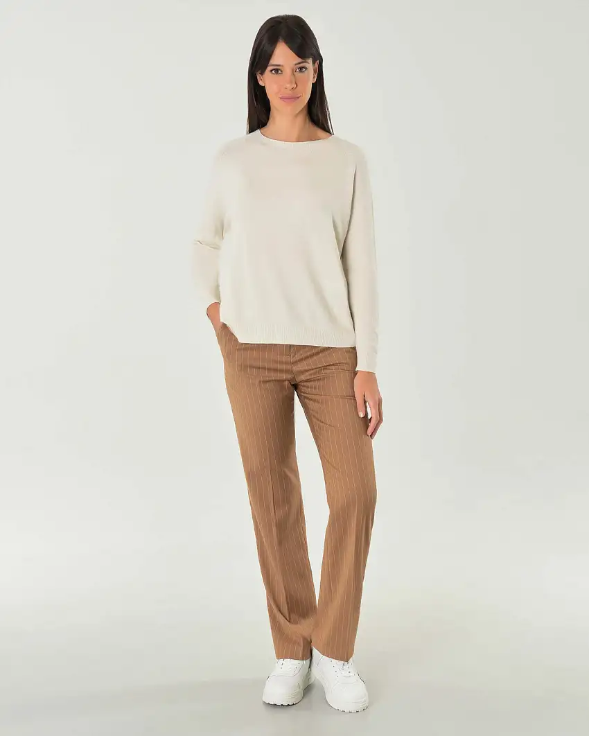 Maglia boxy bianca in misto viscosa con scollo ampio e maniche raglan