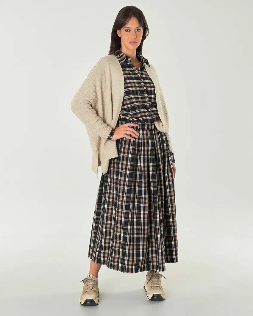 Maxi cardigan beige in lana a coste orizzontali con spalle scese