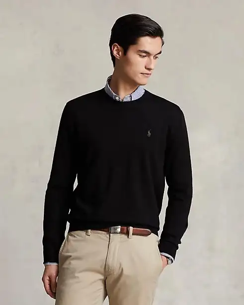 Maglia nera girocollo in pura lana merino con logo pony ricamato in tono sul petto