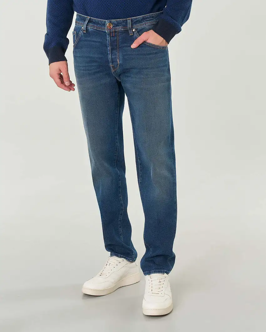 Jeans Scott carrot-fit in cotone stretch lavaggio scuro stone washed con sabbiature