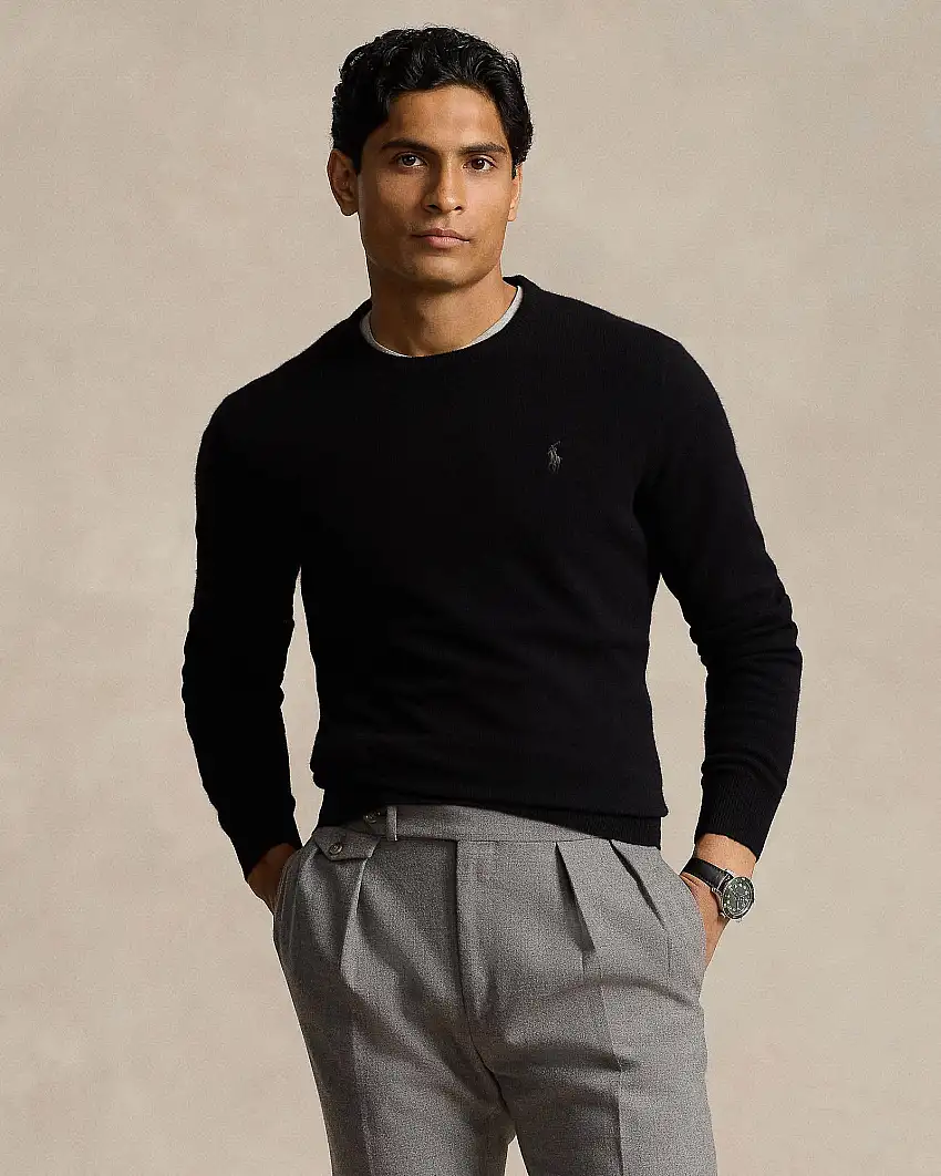 Maglia nera in pura lana con scollo a giro e logo pony in tono ricamato sul petto