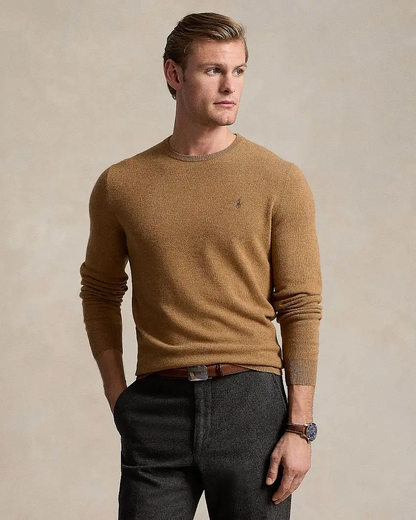 Maglia color cammello in pura lana con scollo a giro e logo pony in tono ricamato sul petto