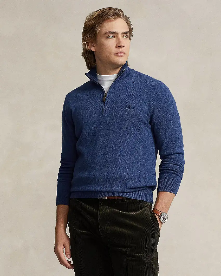 Maglia color denim in pura lana con apertura a mezza zip e logo pony in tono sul petto