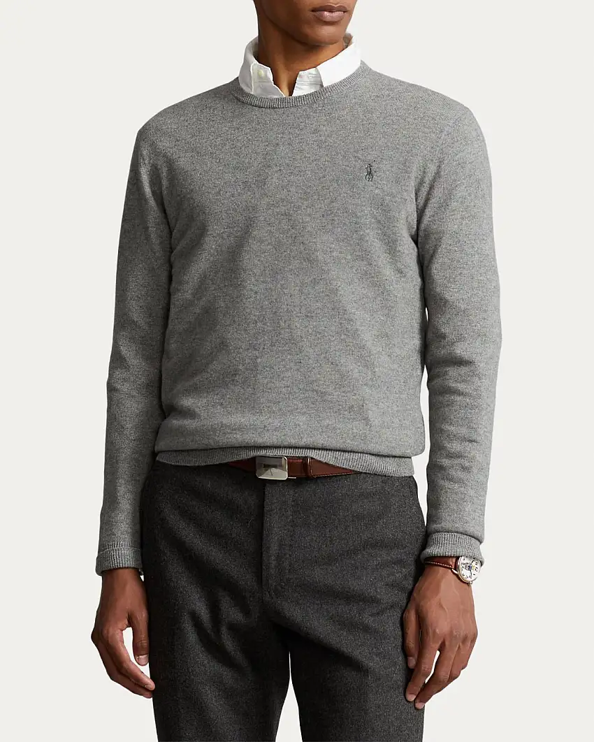 Maglia grigia in pura lana con scollo a giro e logo in tono ricamato sul petto