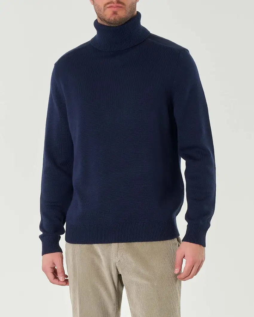 Dolcevita blu in maglia rasata di misto cotone e lana con etichetta logo sul fianco