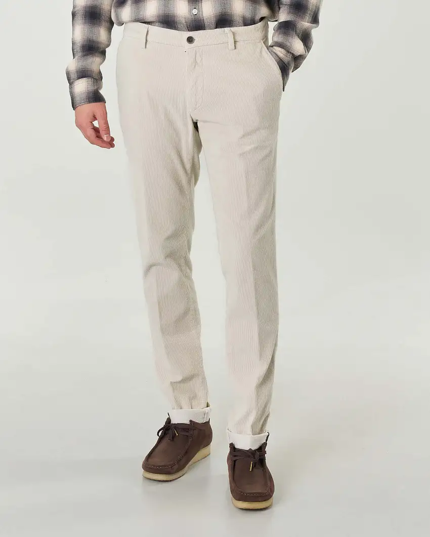 Pantaloni chino Levanto color ecrù slim-fit in velluto cinquecento righe di cotone stretch