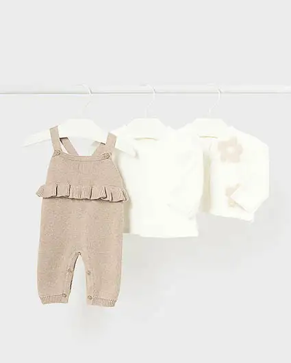 Completo beige e bianco in misto cotone tricot a tre pezzi