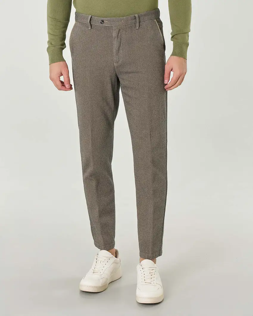 Pantaloni chino color noce slim-fit in tessuto armaturato di cotone stretch