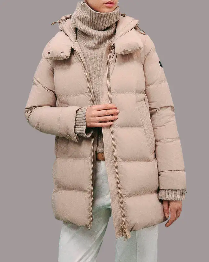 Piumino midi color sabbia in tessuto liscio mano pesca con cappuccio in nylon glossy