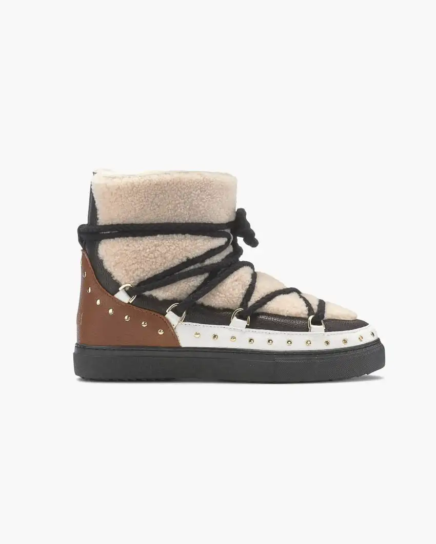 Boot Sneaker Curly Rock in pelle liscia cuoio, bianca e nera con tomaia in sheraling e borchie applicate