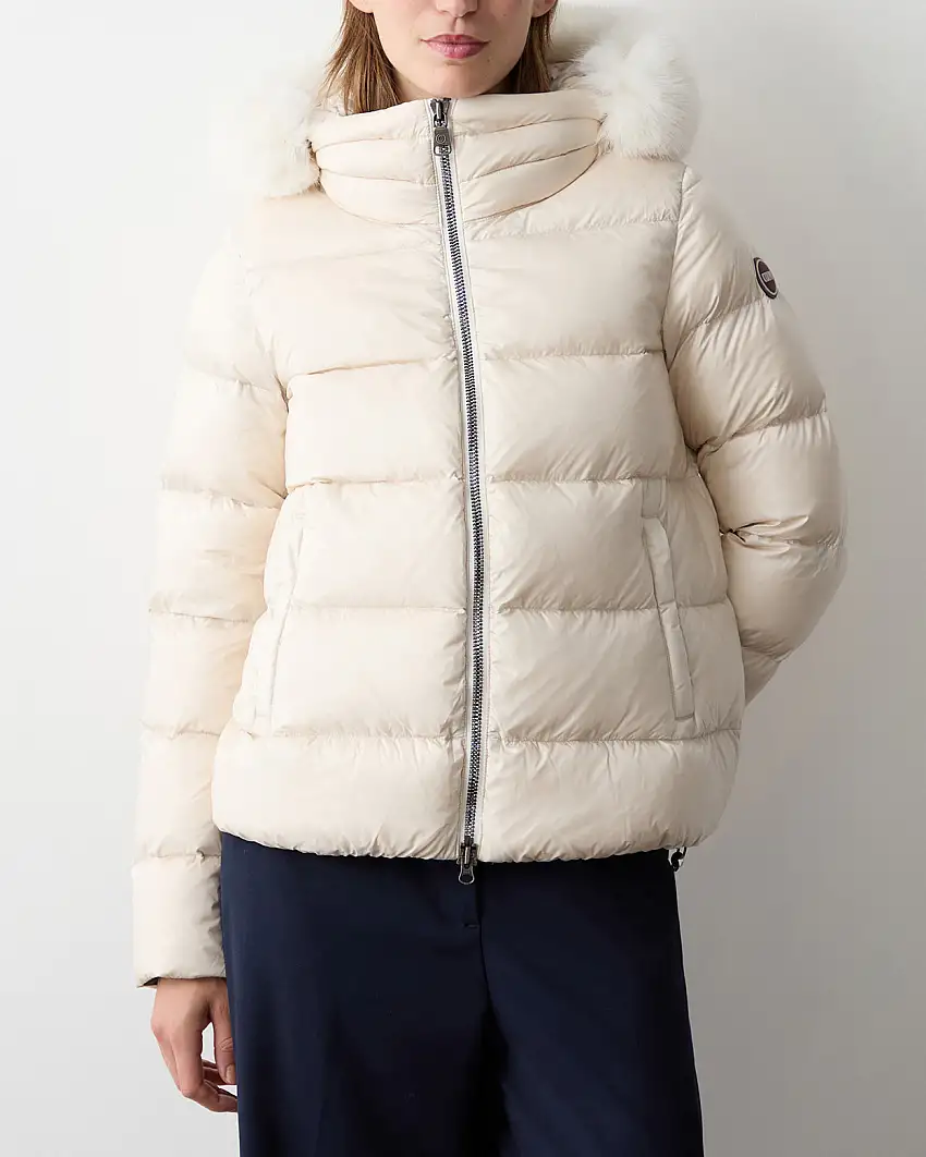 Piumino color avorio imbottito in tessuto riciclato effetto cangiante con cappuccio e bordatura in pelliccia sintetica