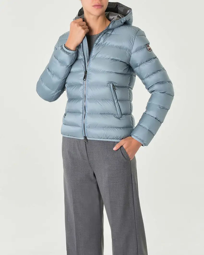 Piumino corto azzurro imbottito in piuma naturale in tessuto effetto cangiante con cappuccio e fodera interna grigia