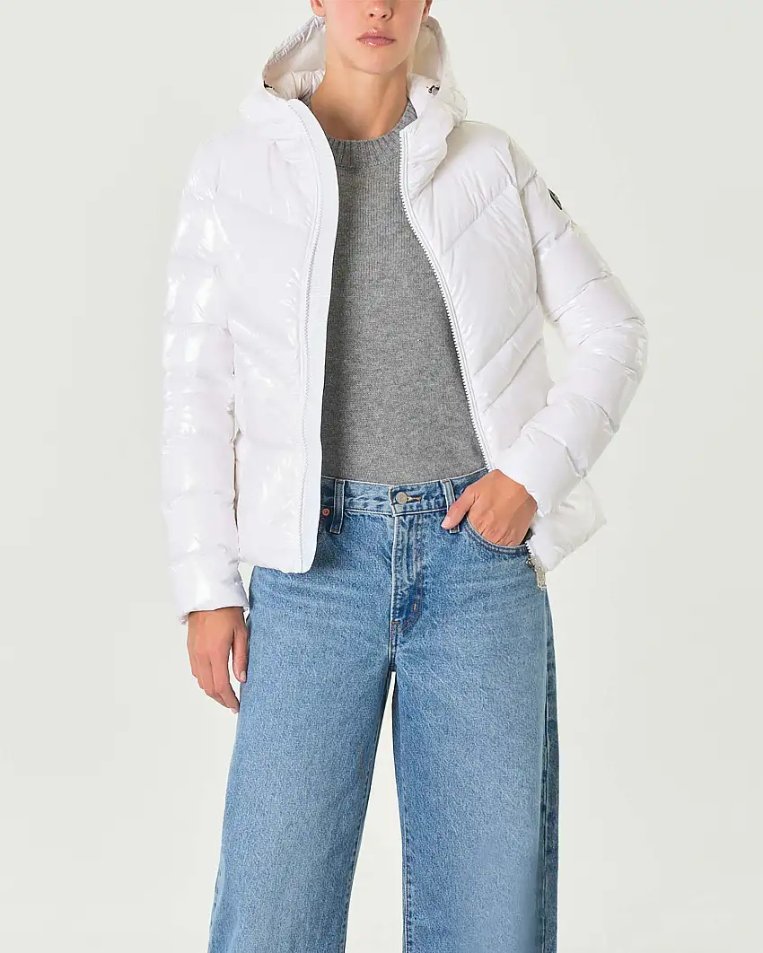 Piumino bianco in tessuto super glossy con trapuntature oblique e cappuccio