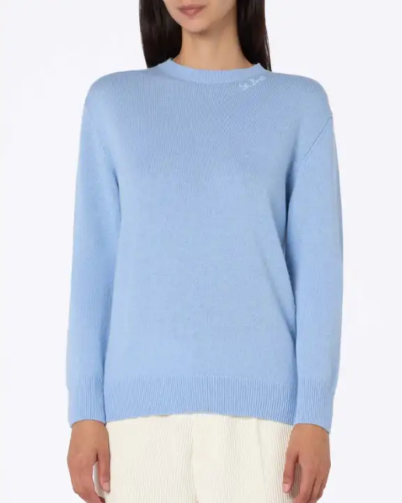 Maglia azzurra in lana e cashmere con scritta logo ricamata tono su tono lungo lo scollo