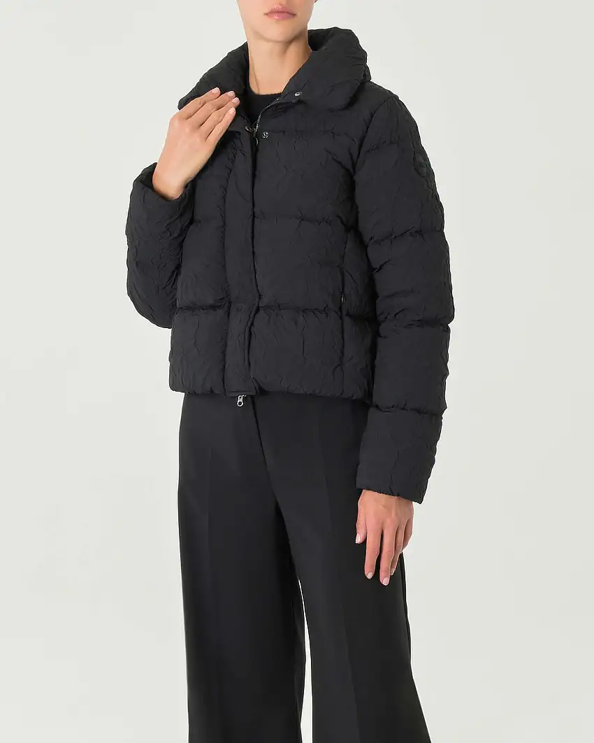 Piumino nero cropped in tessuto a motivo floreale tridimensionale con collo alto