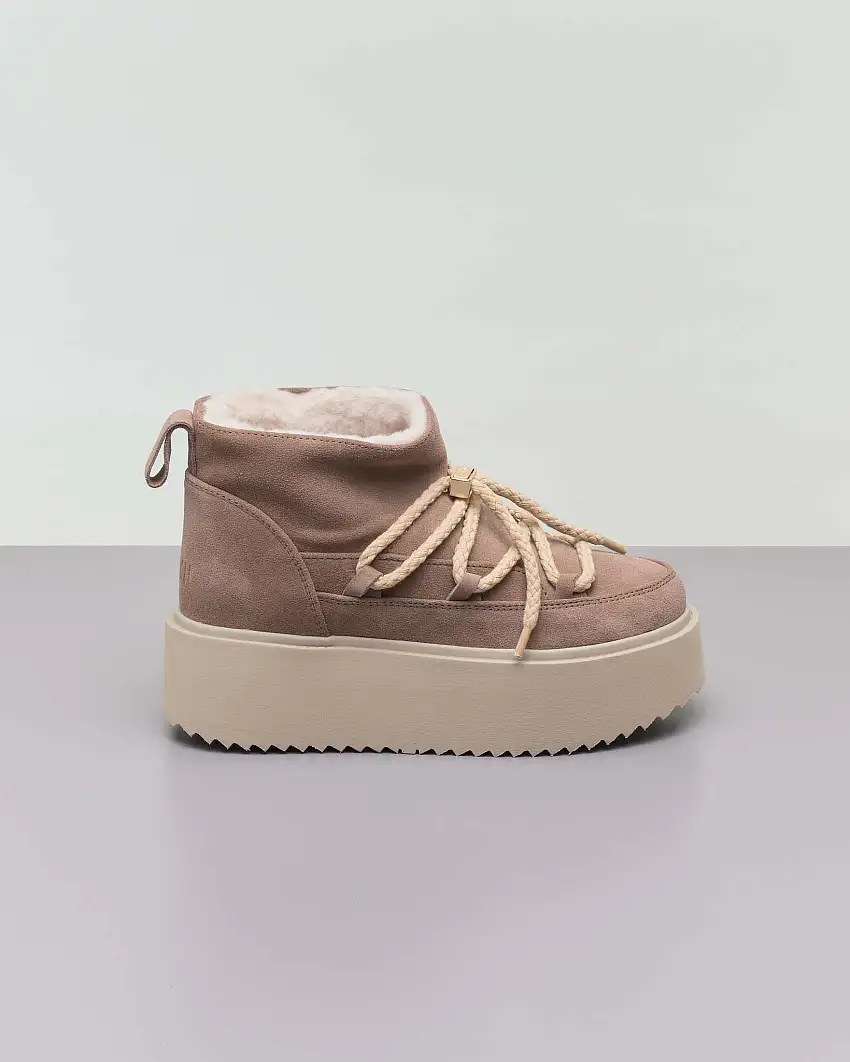 Boot Classic Low Platform beige in pelle scamociata e interno in montone con suola alta