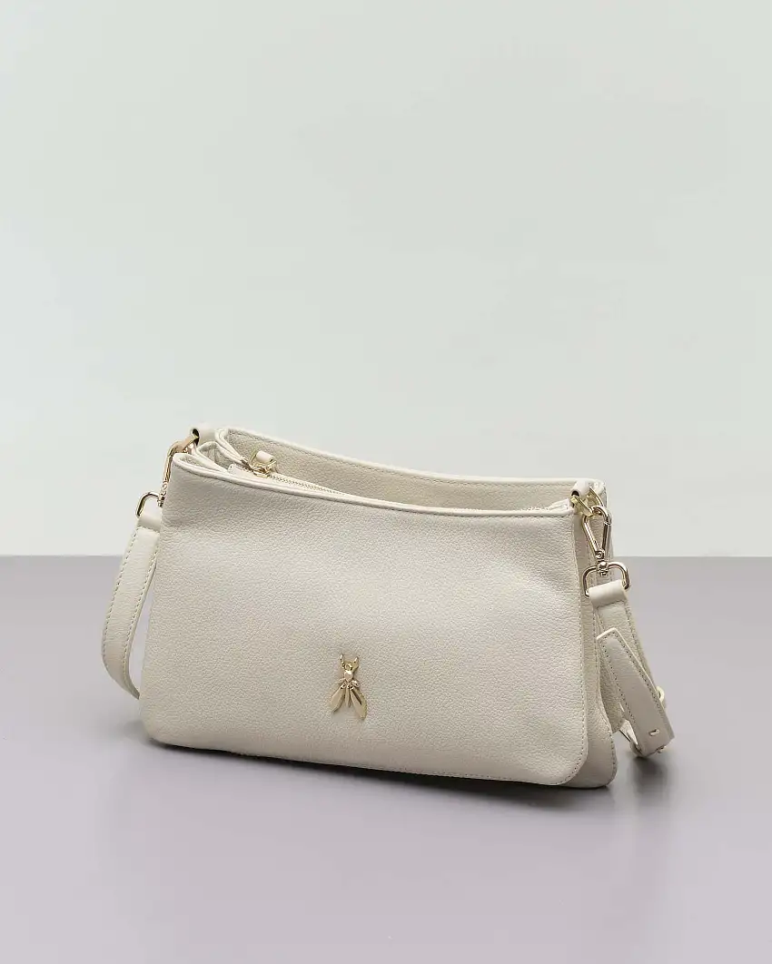 Borsa a tracolla color latte a tre scomparti in pelle martellata con maxi logo Fly in metallo dorato