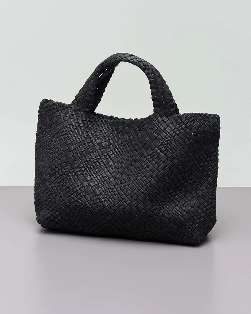 Borsa nera in pelle intrecciata a mano da artigiani altamente specializzati