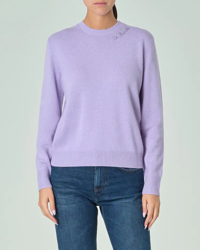 Maglia color lilla in misto lana e cashmere con scritta logo tono su tono ricamata lungo lo scollo