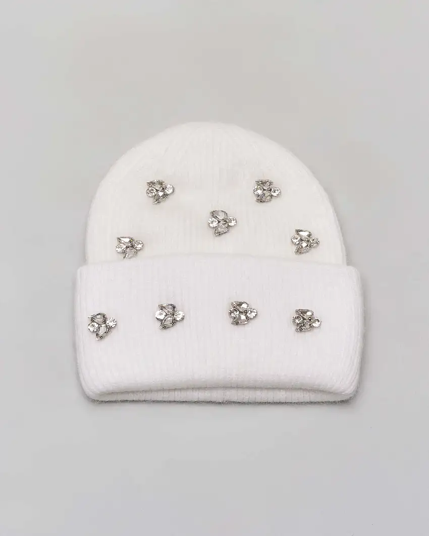 Berretto color panna a coste in misto angora con risvolto e pietre gioiello applicate su davanti
