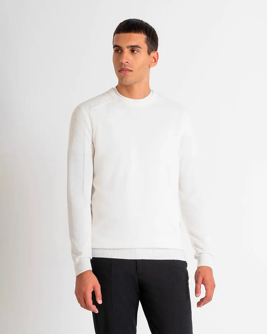 Maglia bianca girocollo in misto lana con lavorazione a costine sulle spalle