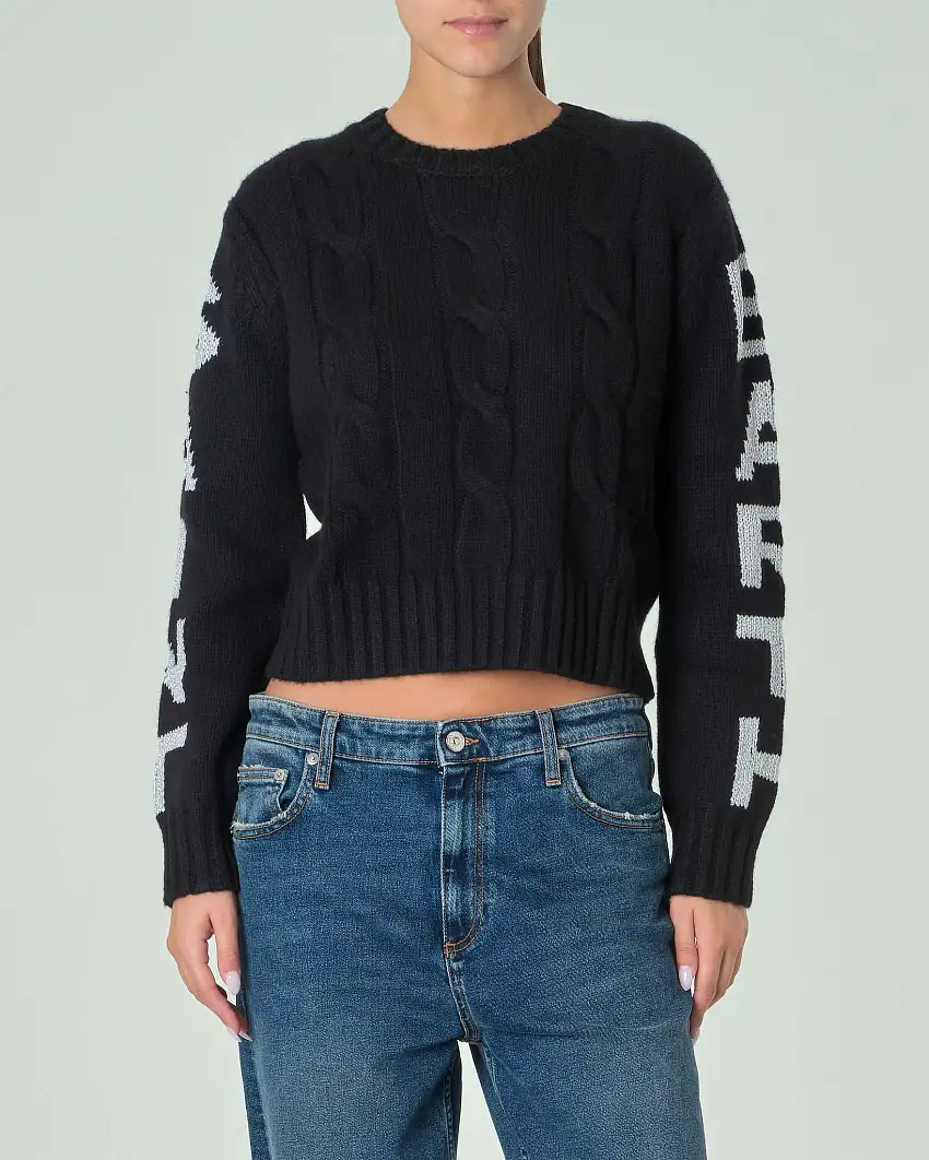 Maglia nera cropped in misto lana a trecce con scritta logo argento lungo le maniche