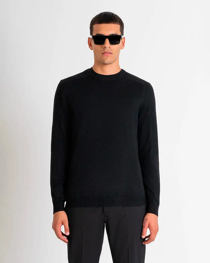 Maglia nera girocollo in misto lana con lavorazione a costine sulle spalle