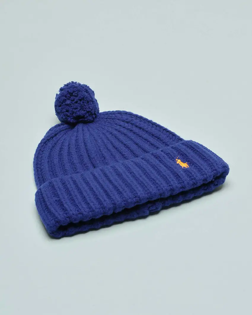 Berretto blu a coste in misto lana con pompon e logo ricamato a contrasto sul risvolto