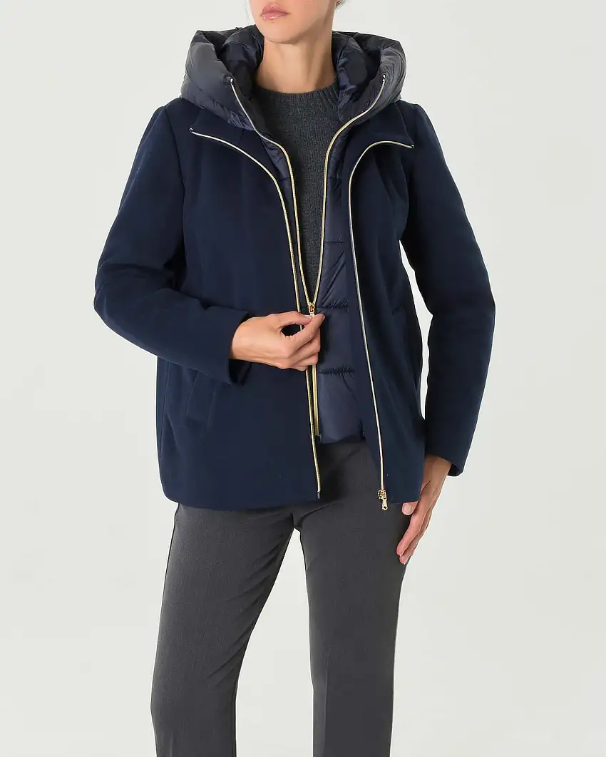 Cappottino blu in tessuto diagonale con pettorina e cappuccio imbottiti in nylon removibili