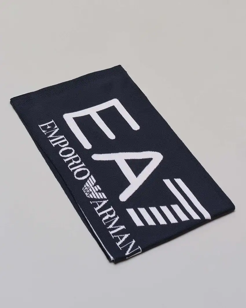 Sciarpa EA7 blu in maglia rasata con maxi logo bianco jacquard e fondo a costine