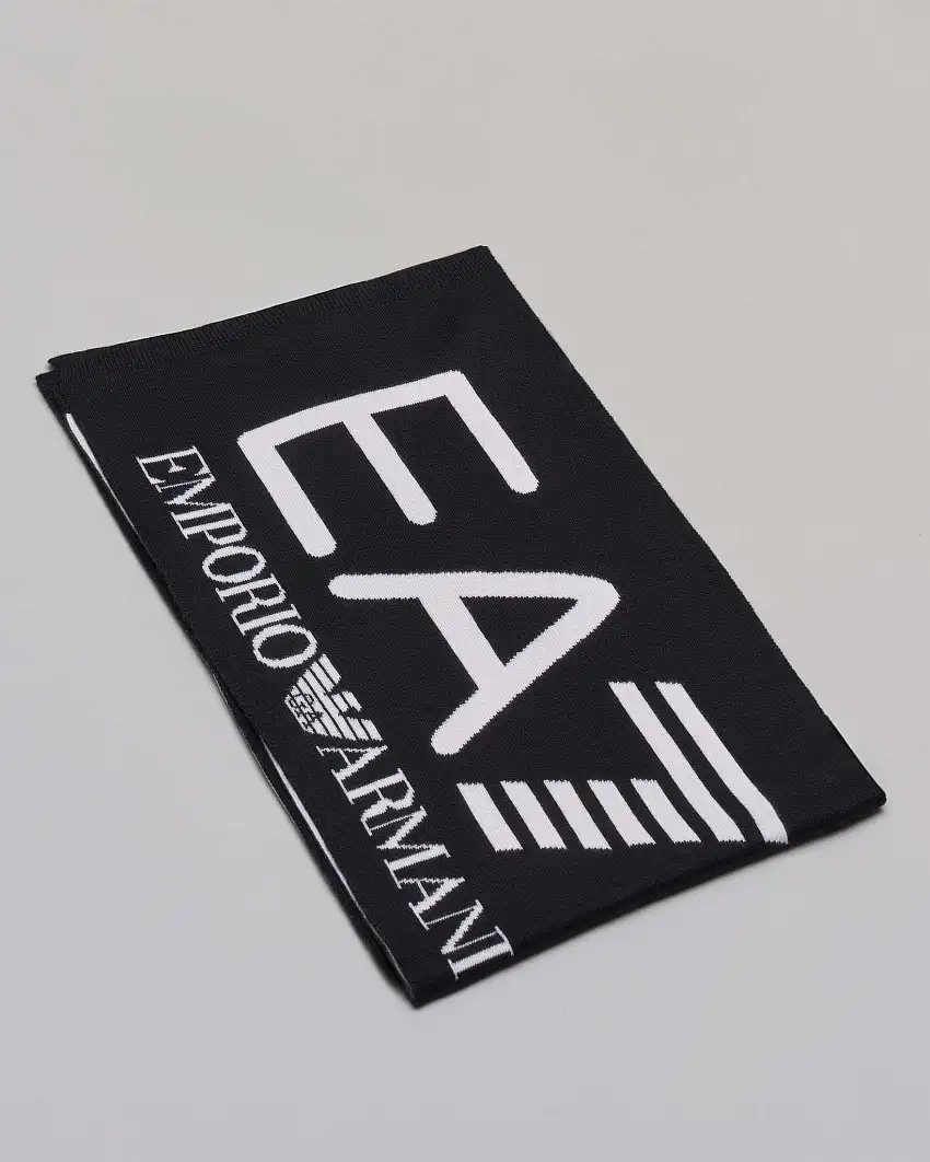 Sciarpa EA7 nera in maglia rasata con maxi logo bianco jacquard e fondo a costine