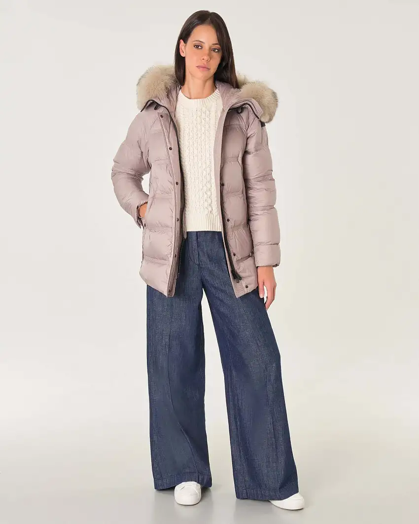 Piumino color sabbia svasato al fondo con bordo del cappuccio in pelliccia di volpe e spacchi con cerniera ai lati