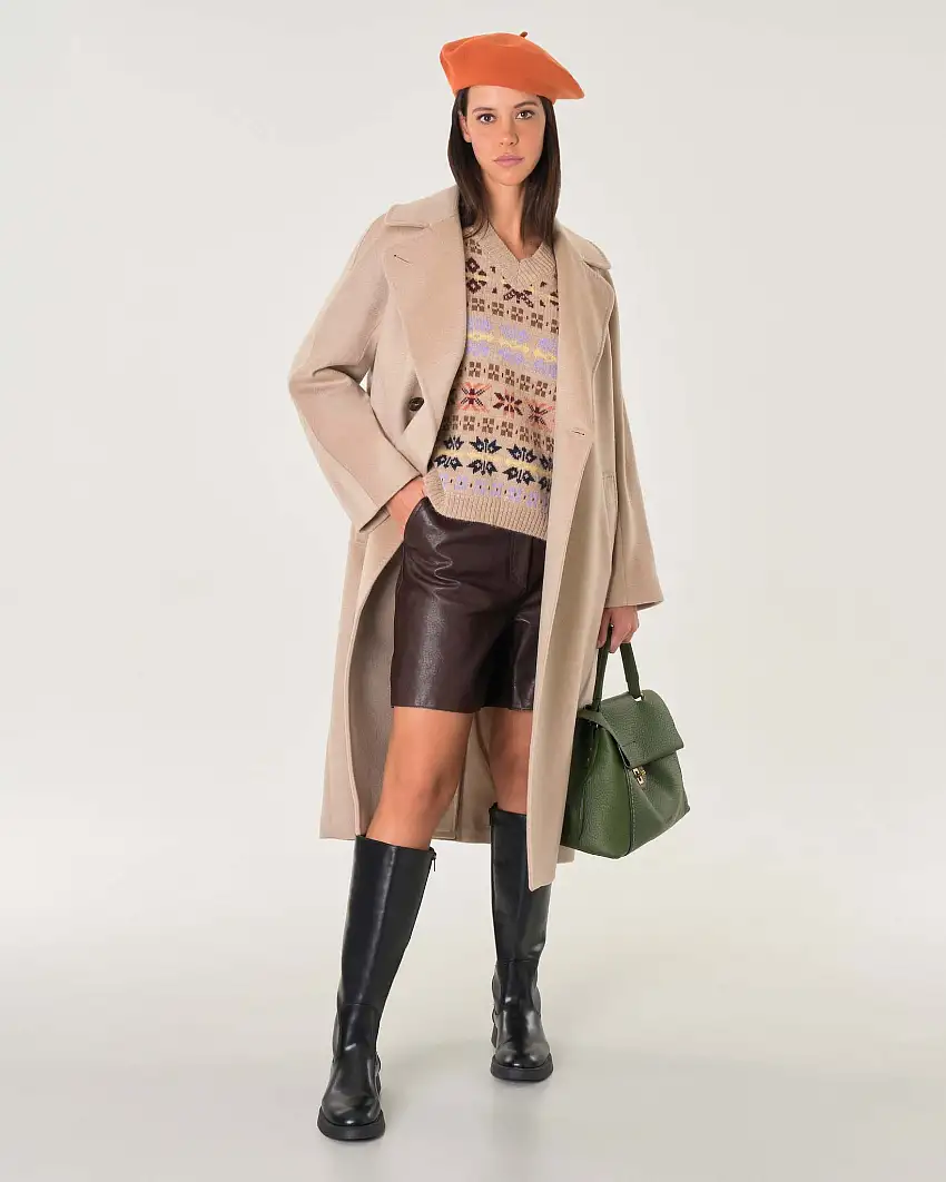 Cappotto doppiopetto beige in pura lana vergine con scollo a rever e cintura in vita