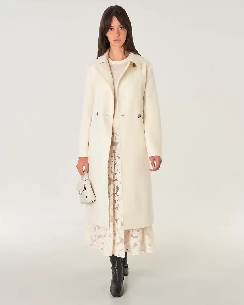 Cappotto in drap di pura lana bianco con colletto a camicia e cintura in vita