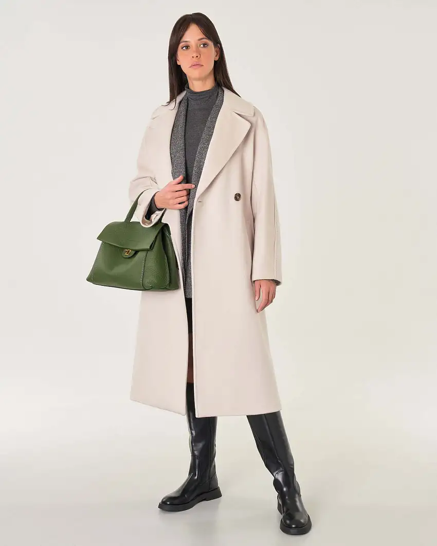 Cappotto doppiopetto color panna in pura lana vergine con scollo a rever e cintura in vita