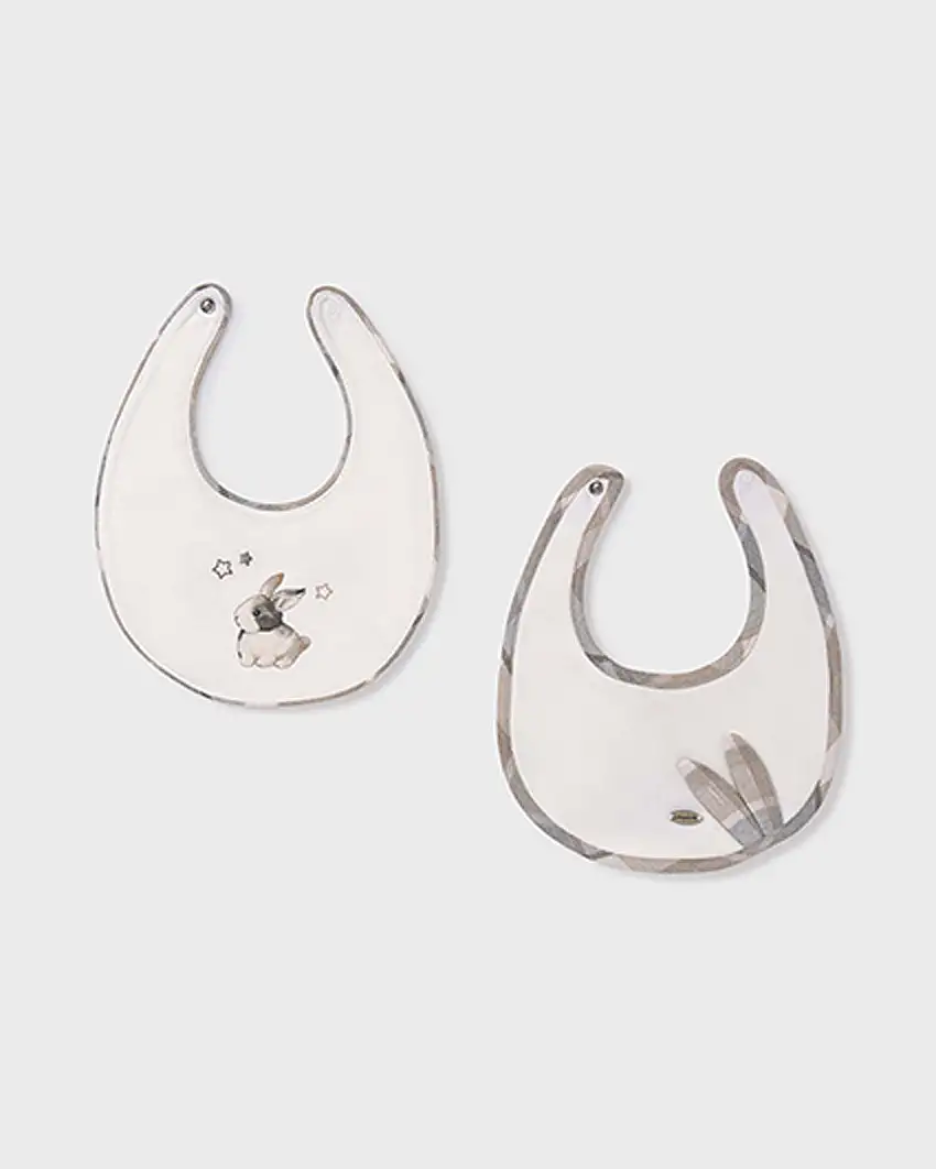 Bavaglini beige e bianchi con coniglietto o con profili tartan con coniglietto