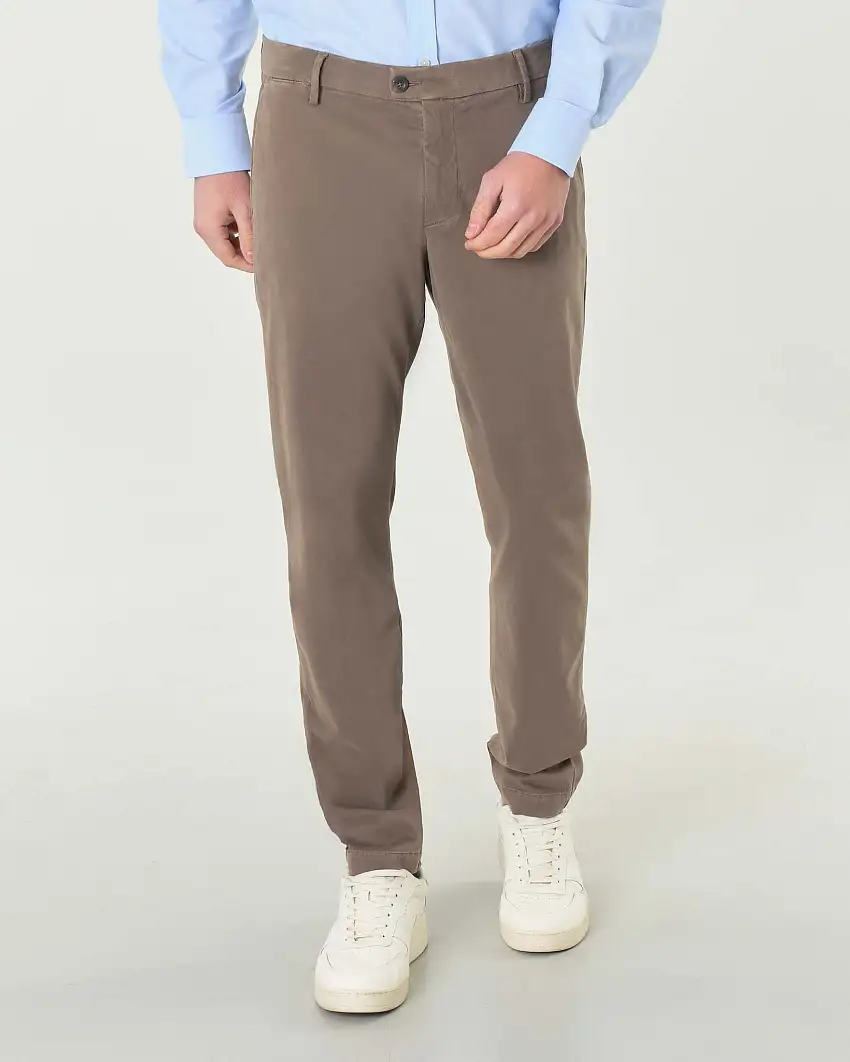 Pantaloni chino Ashki.i color fango in misto cotone e modal stretch