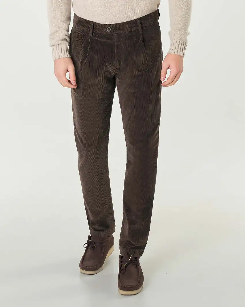 Pantalone chino Ashki.i marrone in velluto di misto cotone e modal stretch