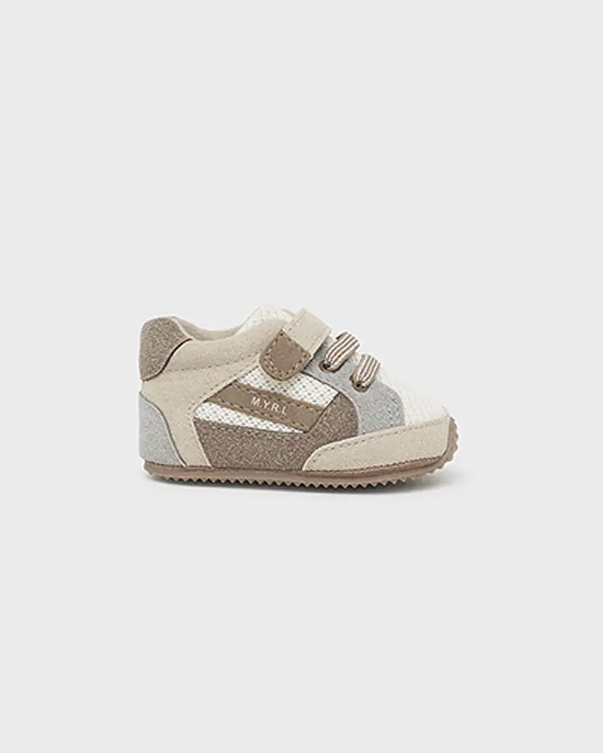 Sneakers beige grigio e mattoni con strappo e lacci