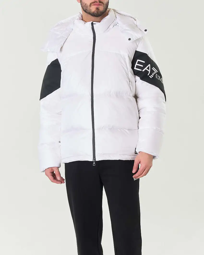 Piumino bianco con cappuccio imbottito in piuma con inserti neri sulle maniche con logo