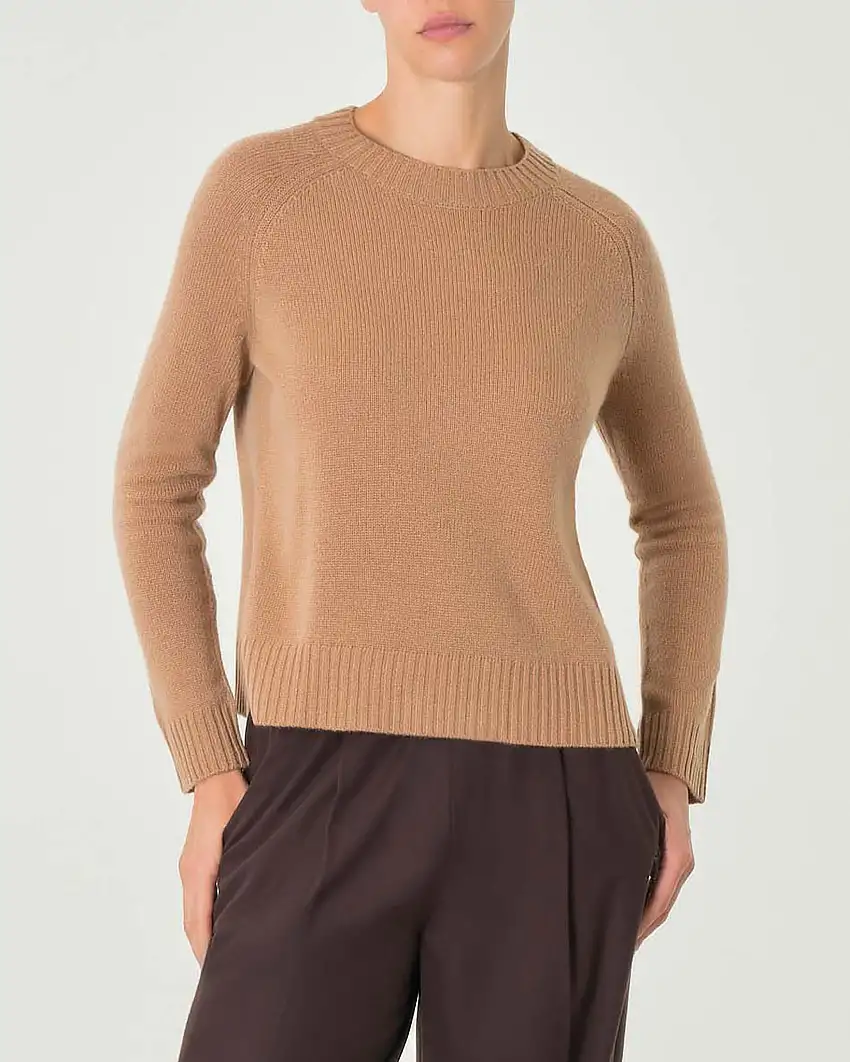 Maglia color cammello in cashmere con scollo tondo e spacchetti laterali