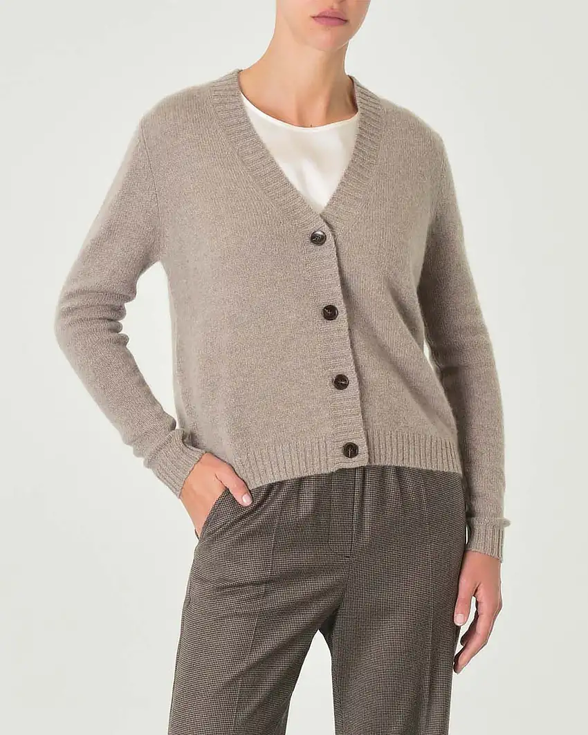 Cardigan color taupe in puro cashmere con scollo a V e chiusura a bottoni