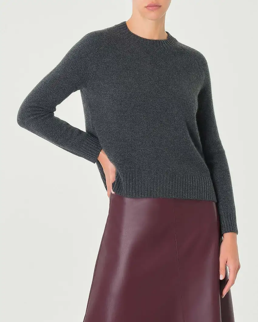 Maglia grigio antracite in cashmere con scollo tondo e spacchetti laterali