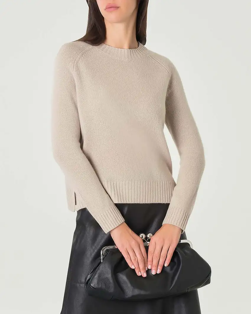 Maglia beige in cashmere con scollo tondo e spacchetti laterali